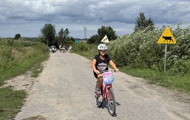Uczestniczka rajdu w oddali pozostali uczestnicy
