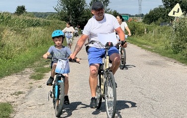Mężczyzna z chłopcem na rowerach