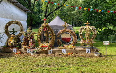 Wieńce Dozynkowe wystawione przy scenie 