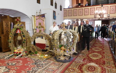 Wieńce Dozynkowe oraz uczestnicy Mszy Św.