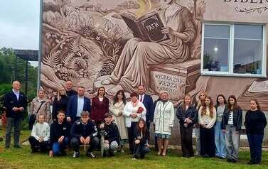 uczestnicy wydarzenia na tle muralu