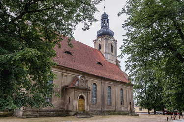 Widok na Stary Kości&oacute;ł z boku.