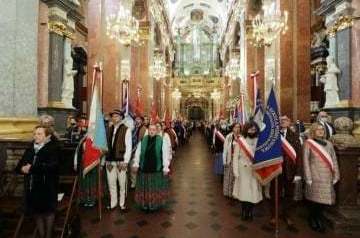 Zgromadzeni w kościele ludzie