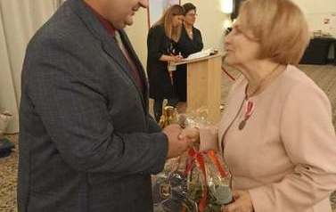 Kobieta i mężczyzna gratulują sobie