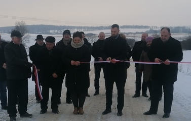 Wstęgę przecinają Wojewoda, W&oacute;jt, Radna i Sołtys, pozostali stoją z tyłu