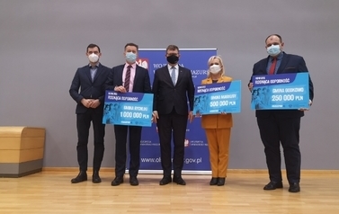 Pięć os&oacute;b na sdcenie, z kt&oacute;rych cztery prezentują otrzymane nagrody