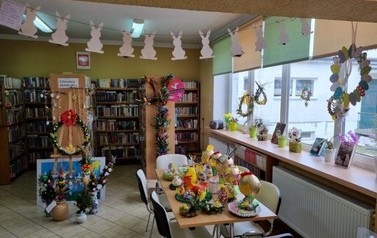 Prace wielkanocne wyeksponowane w bibliotece