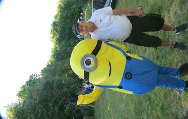 mężczyzna stoi obok Minionka