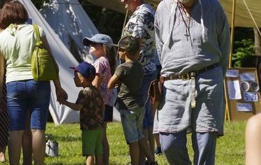 3 dzieci, 2 dorosłych, mężczyzna w strojku dawnym idzie