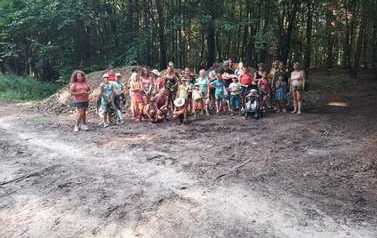 wsp&oacute;lne zdjęcie wszystkich uczestnik&oacute;w spaceru