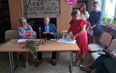 cztery kobiety i mężczyzna w bibliotece 