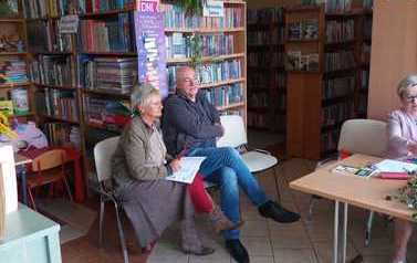 kobieta i mężczyzna siedzą w bibliotece