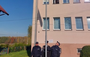 poczet flagowy przy maszcie podczas wciągania flagi #PodBiałoCzerwoną