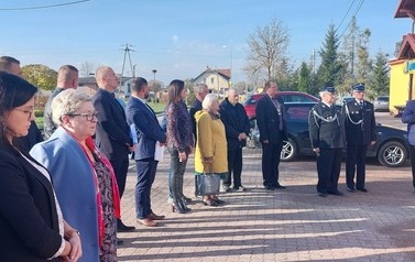 uczestnicy uroczystego wciągnięcia flagi na maszt #PodBiałoCzerwoną