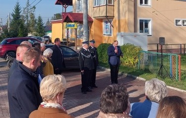 uczestnicy uroczystego wciągnięcia flagi na maszt #PodBiałoCzerwoną