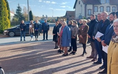 uczestnicy uroczystego wciągnięcia flagi na maszt #PodBiałoCzerwoną