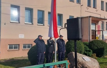 poczet flagowy przy maszcie podczas wciągania flagi #PodBiałoCzerwoną