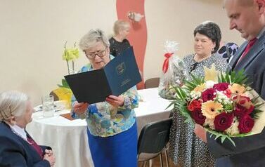 Wręczenie kwiat&oacute;w jubilatce
