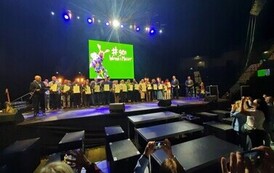 Wyr&oacute;żniony sołtys z Gminy Godkowo wraz z innymi sołtysami z wojew&oacute;dztwa na scenie