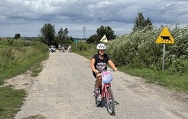 Uczestniczka rajdu w oddali pozostali uczestnicy