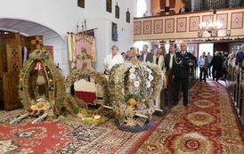 Wieńce Dozynkowe oraz uczestnicy Mszy Św.