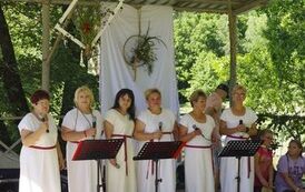 6 kobiet występuje na scenie