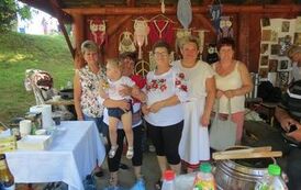 5 kobiet i dziecko na stoisku koła gospodyń wiejskich