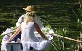 mężczyzna i kobieta na ł&oacute;dce 