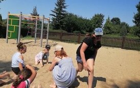 Grupa dzieci bawi się na placu zabaw