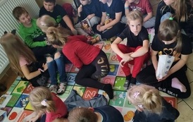 Gromada dzieci siedząca na podłodze