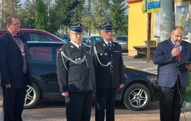 delegacja strażak&oacute;w #PodBiałoCzerwoną