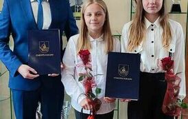 Nagrodzone dziewczynki wraz z nauczycielem wf
