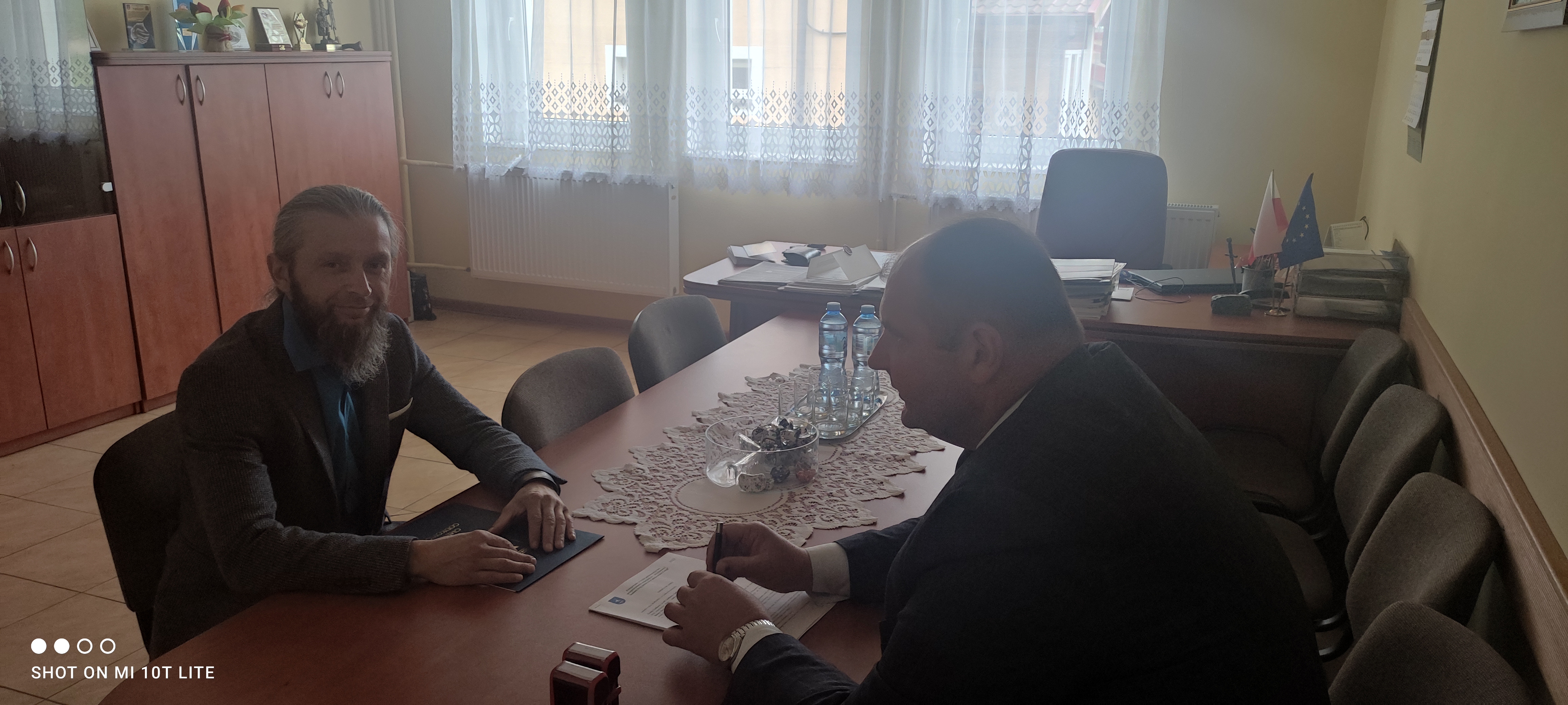 dw&oacute;ch mężczyzn przy stole, podpisanie umowy