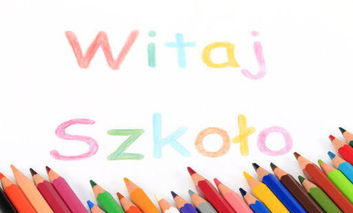 Kredki i napis witaj szkoło