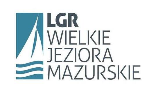 Napis LGR Wielkie jeziora Mazurskie i żaglówka